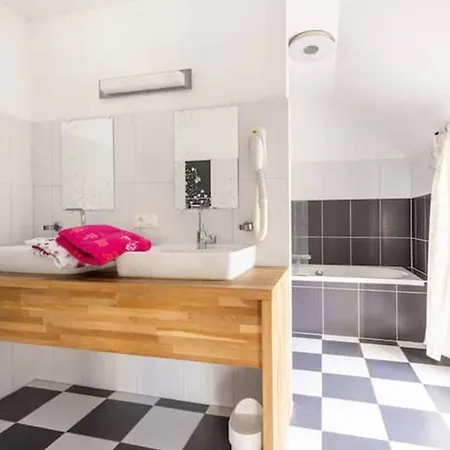 Tranquil Retreat In Hamoir, Belgium - Perfect For Families Friends Feriehus *